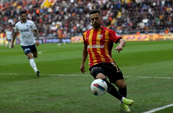 Kayserispor 43'te Djiku'nun kendi kalesine attığı golla umutlandı, 56'da skoru 3-2'ye getirdi. Tribünlerin beraberlik hesabı yaptığı dakikalarda sahneye Mert Hakan çıktı.