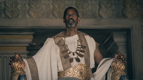 Filmin başrolünde oynayan Paul Mescal, Pedro Pascal, Denzel Washington ve Connie Nielsen hakkında sosyal medyada olumlu-olumsuz pek çok tespit yazıldı çizildi.