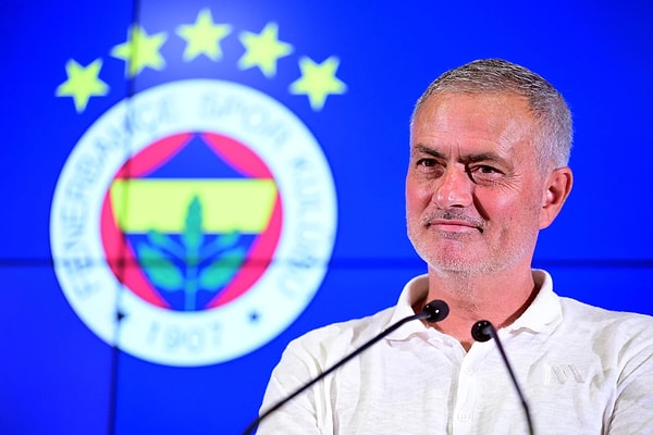 Eyüpspor'da üç oyuncunun Galatasaray maçı öncesi cezalı olmasını hatırlatan Mourinho, "esela bir sonraki rakipleri üç oyuncusunun kart sınırındayken dördüncü sarı kartı görebiliyorlar. Mantıksız olan çok fazla şey var." açıklaması yaptı.