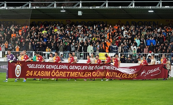 Galatasaray maça 24 Kasım Öğretmenler Günü için özel bir pankartla çıktı.