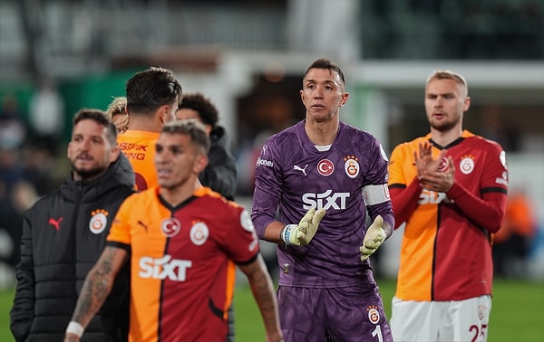 Galatasaray deplasmanda Bodrum FK'yı 1-0 yenerek zirve hesapları için kritik bir üç puanı cebine koydu. Ancak maç sonu yaşananlar kısa süreli gerginlik yarattı.