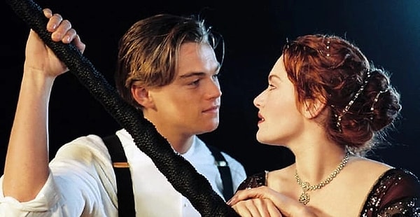 1997 yılında gösterime giren Titanik, dönemine damga vurmuş ve romantizm severlerin favorisi haline gelmişti. 11 Oscar ödülü kazanan Titanik filminin başrollerinde ise Leonardo DiCaprio ve Kate Winslet yer almış, ikilinin performansı büyük beğeni toplamıştı.   Titanik'in ünlü yıldızları Leonardo DiCaprio ve Kate Winslet 27 yıl sonra yeniden Kate Winslet'in yeni filmi Lee'nin özel gösteriminde bir araya geldi. Yıllar sonra buluşan ünlü ikili sahnede dudak dudağa görüntülendi.