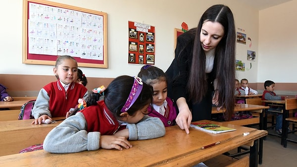 Kütüphanecinin atanamadığı durumlarda Türk Dili ve Edebiyatı veya Türkçe alanlarından öncelikli olarak öğretmenlerden görevlendirme yapılacak.