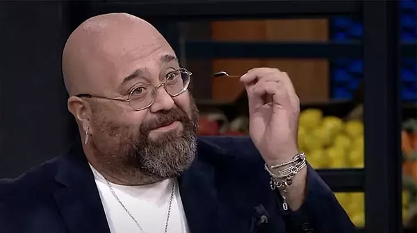 Aşçılık dünyasında kaşık atmak terimi "benim sana öğretecek bir şeyim kalmadı" demektir. MasterChef'te de şefler çok beğendiği yarışmacıların tabaklarına kaşık atıyor.