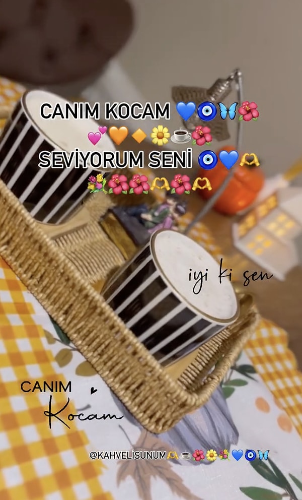 8. Kocasıyla fotoğraf paylaşırken serenat yapmaları.