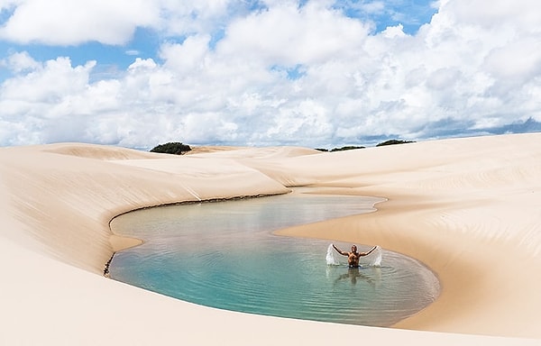 Lençóis Maranhenses’i görmek için dünyanın dört bir yanından on binlerce turist bölgeye akın ediyor. Birçok kişi bu doğal harikayı görmek için uzun yolculuklar yapıyor. Özellikle yağmur sonrası göllerin suyu en yüksek seviyeye ulaştığında park adeta bir başka gezegenin yüzeyine benziyor.