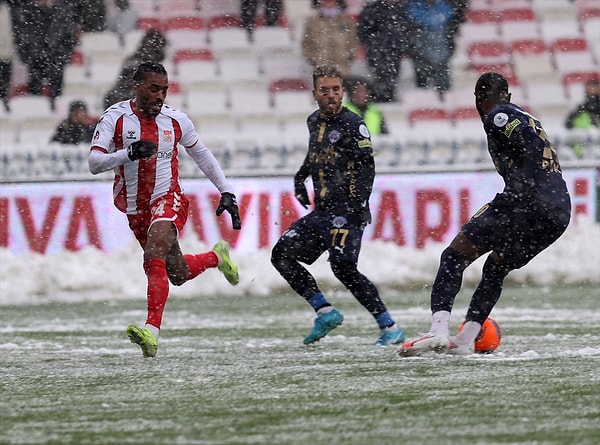 Sivasspor bugün oynanan maçta evinde Kasımpaşa ile 0-0 berabere kaldı. Kar yağışı altında oynanan maçta futbolcular ayakta durmakta zorlandı.