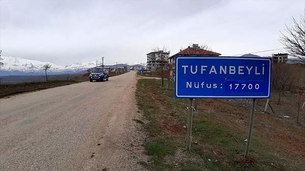 Adana'nın Tufanbeyli ilçesinde de olumsuz hava şartları nedeniyle eğitime 1 gün ara verildi.