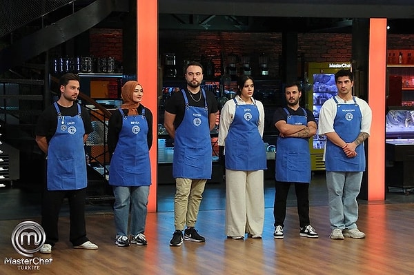 1. MasterChef'te ilk 10 yarışmacı sonunda belli oldu. Büyük finale yaklaşık bir buçuk ay kalmasının ardından yapılan yemeklerin zorluk seviyesiyle birlikte heyecan da arttı. Eda, Muratcan, Semih ve Kaan'ın eleme olduğu gecede kıyasıya bir mücadele yaşandı. 11. olarak MasterChef'e veda eden kim oldu?