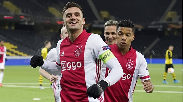 Ajax, tecrübeli oyuncu içinyıllık kontrat önermeyi düşünüyor. Liderlik vasfı olan oyuncuyu kadrosuna katmak isteyen Ajax'a karşılık Fenerbahçe'nin önerisi 1+1 yıllık kontrat oldu.