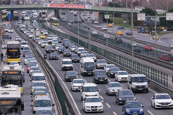 CHP'li belediyelerin hizmet konusunda puan almalarının önüne geçilmek istendiğini söyleyen Altaylı, "Sırf İstanbul’da trafik sorununu artırmak için polis çevirmesi yapıyorlar. Kreşi yasakla, onu bunu yasakla... Metroda yürüyen merdiveni bozan onu da yapar." diyerek tepki gösterdi.