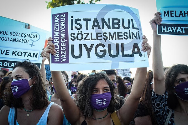 Kadınlar "İstanbul Sözleşmesi'nden çıkılması" gibi geriye dönük hamlelere karşı mücadele ediyor, sosyal medya üzerinden seslerini duyuruyor ve toplumsal değişim için büyük bir çaba harcıyorlar.