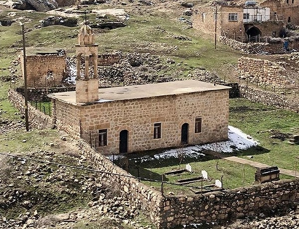 Mardin'in merkezinden yaklaşık 1000 yıl daha eski olan bir yerleşim Savur ilçesi. Bu ilçenin 7 km uzağında ise farklı dinlerin bir arada ve ahenk içinde yaşatıldığı Kıllıt köyü bulunuyor.