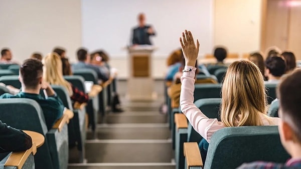 Adrese özel atamalar bugün iktidara yakın Yeni Şafak gazetesinin konusu oldu. Gazete yazarı Ahmet Ünlü, adrese teslim kadro ilanlarına tepki gösteren ve YÖK’ü eleştiren bir yazı kaleme aldı.