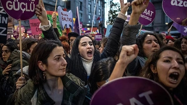 Aynı gökyüzüne baktığımız aynı yolda yürüdüğümüz hatta belki bir kafede yan yana oturduğumuz bir kız kardeşimiz her gün erkekler tarafından katlediliyor. Cezasızlık politikaları, şiddeti meşrulaştıran söylemler failleri güçlendiriyor.