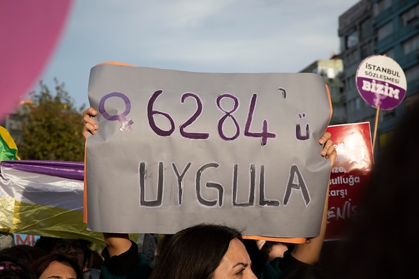 Kadınların şiddete karşı yürüyüşleri İstanbul Valiliği tarafından her sene olduğu gibi bu sene de yasaklandı. Bu yasak tabii ki bizleri şaşırtmadı. Yine her sene olduğu gibi bu sene de metrolar bazı duraklarda durmayacak.