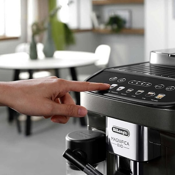 Delonghi Magnifica Evo, kahve çekirdeklerini öğütüp anında hazırlayarak taze ve zengin aromalı kahve deneyimi sunar. Sezgisel dokunmatik ekranı sayesinde kahve hazırlamak hiç olmadığı kadar kolay ve hızlı!