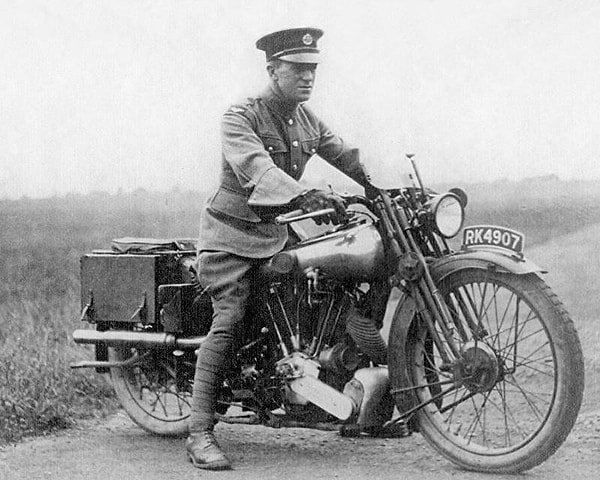 Lawrence savaştan sonra kimliğini değiştirerek İngiliz Hava Kuvvetlerine katıldı. Yeni bir hayat kurma çabaları onu esrarengiz bir şekilde sona götürecekti. 1935 yılında bir motosiklet kazasında hayatını kaybetti. Trafik kazasındaki şüpheli ölümü tıpkı hayatı gibi gizemliydi.