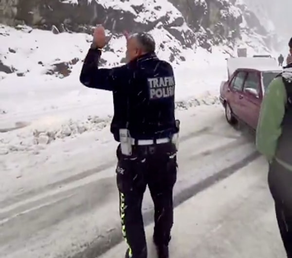 Zigana Dağı’nda, pazar günü karın keyfini çıkarmak isteyen vatandaşlar, araçlarıyla bölgeye akın etti. Ancak yoğun kar yağışı ve kaygan yollar nedeniyle birçok kişi araçlarıyla mahsur kaldı.