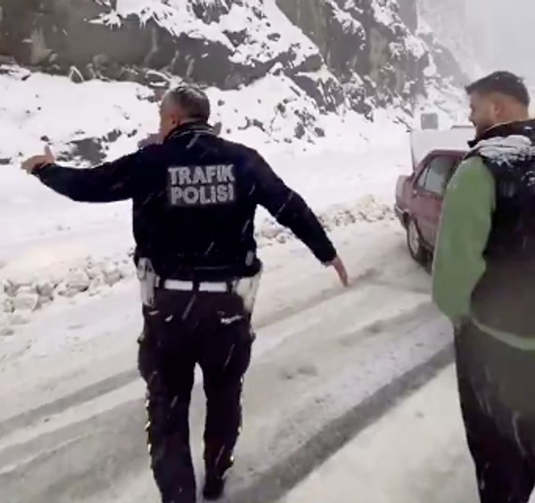 Trafik polisinin, panikleyen sürücüye “Reis, az dur, panikleme, seni de çıkacağız” demesiyle ortaya renki görüntüler çıktı.