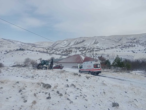 Nevşehir Valiliğinden yapılan açıklamada, bu gece saatlerinden başlayıp yarın gün boyu devam etmesi beklenen yoğun kar yağışı ile birlikte oluşabilecek tipi, buzlanma, don olayı ve sis tehlikesi nedeniyle eğitim öğretime bir gün süreyle ara verildi bildirildi.