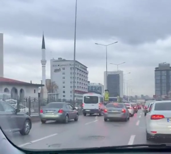 Sinyal vermediği anda, sürücü kısa sürede sola geçmeyi başardı.  Türkiye'deki trafiğin bazen beklenmedik şekillerde işlediğini gösteren video, birçok kişi tarafından beğenildi ve paylaşıldı.