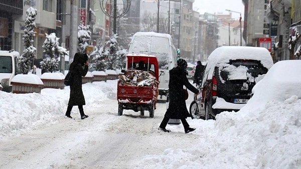 Sosyal medya hesabından açıklama yapan Sivas Valisi Yılmaz Şimşek, yoğun kar yağışı nedeniyle il genelinde tüm okullarda 26 Kasım Salı günü eğitim ve öğretime ara verildiğini duyurdu.  Şimşek, paylaşımında "Kar yağışının keyfini çıkarmaya devam" dedi.