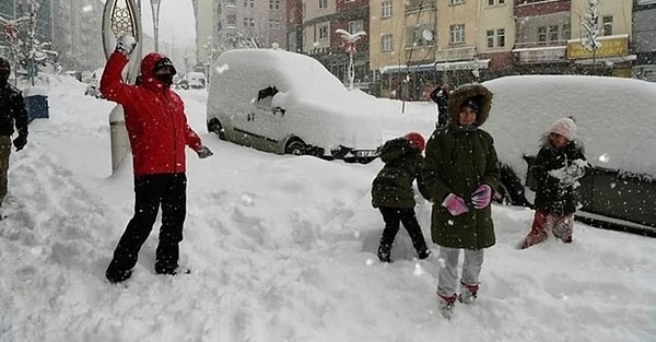 Artvin'in Ardanuç, Şavşat ve Yusufeli ilçelerinde kar nedeniyle eğitime 1 gün ara verildi. Valilikten yapılan açıklamada, devam eden kar yağışına ilaveten, Meteoroloji İl Müdürlüğünden alınan değerlendirmelere göre Ardanuç, Şavşat ve Yusufeli ilçelerinde aşırı buzlanma beklendiği aktarılarak, "Ulaşımda yaşanabilecek aksamalar ve öğrencilerin güvenliği için oluşabilecek riskler nedeniyle ilk ve orta dereceli okullar, özel eğitim ve rehabilitasyon merkezleri ile halk eğitim merkezlerinde 26 Kasım Salı günü eğitim ve öğretime 1 gün süreyle ara verilmiştir" denildi.