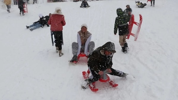 Yozgat Valiliğinin sosyal medya hesabından yapılan açıklamada, "İlimiz merkez ve ilçelerindeki Milli Eğitim Bakanlığına bağlı resmi ve özel tüm örgün ve yaygın eğitim kurumları, özel eğitim ve rehabilitasyon merkezleri, özel eğitim kursları, Kur'an kurslarında, 26 Kasım Salı günü eğitime ara verilmiştir. Hamileler, engelli bireyler, diyaliz hastaları, kalp ve böbrek yetmezliği, kanser gibi kronik rahatsızlıkları bulunan kamu görevlileri de idari izinli sayılacaktır" denildi.