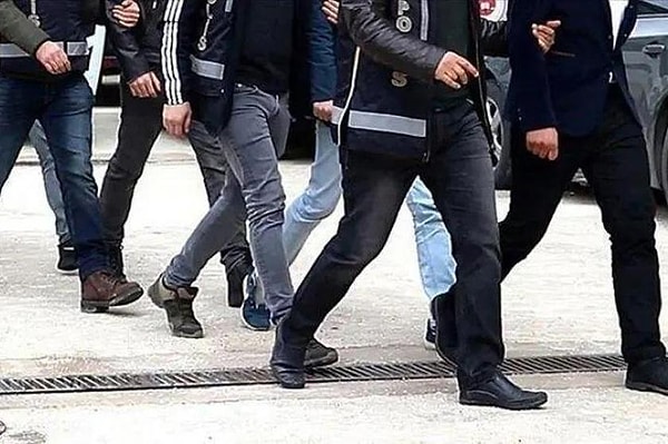 Polis, Kayapınar Belediyesi Eş Başkanı Cengiz Dündar'ın evine baskın yaptı.