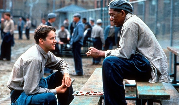 Tim Robbins ve Morgan Freeman'ın başrollerde oynadığı 'The Shawshank Redemption' yani Türkçe adıyla Esaretin Bedeli filmini bilmeyen duymayan yoktur. 1994 yılında vizyona giren film, yayınlandığı ilk zaman çok eleştirildi, Oscar'a aday gösterildi ama gişede umduğunu bulamadı.