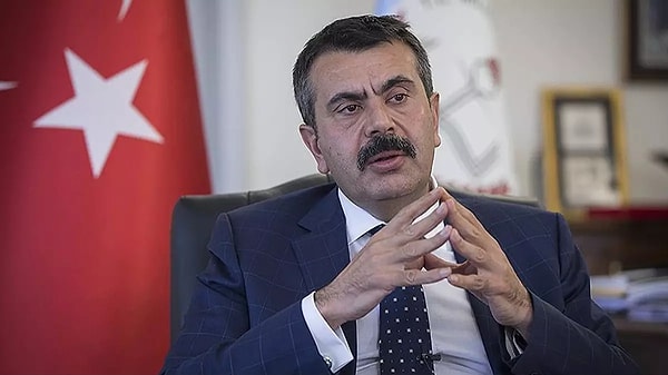 Gazeteci Gürkan Hacır, Fuat Uğur'la Bakan Tekin'in görüşmesini yayında şöyle aktardı: "Fuat Uğur, yayından önce Milli Eğitim Bakanı Yusuf Tekin ile görüştü ve bir demeç aldı. Şimdi o demeci ekrana taşıyacağız."