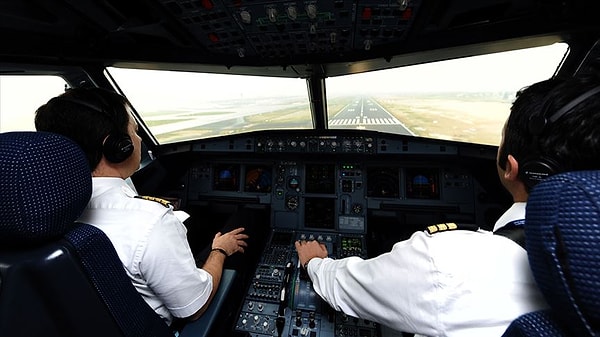 Uçağın pilotu Bükreş havalimanı kontrol kulesiyle telsiz bağlantısı kurarak, ”Yolcunun birinde sağlık sorunu var. Çabuk olmamız gerekiyor. Bir doktor yolcuya kalp masajı yapılıyor. Acil inmemiz gerekiyor” dedi.