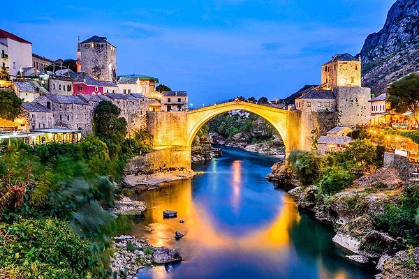 2. Mostar Köprüsü'nde unutulmaz bir an yaşayın.