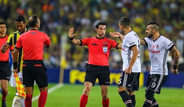 Ali Palabıyık, ''Fenerbahçe-Beşiktaş maçı, 2-1 Fenerbahçe kazanmıştı. Sahada 5 tane kırmızı kart vardı. Şenol Güneş’e göstermiş olduğum bir kırmızı kart vardı" dedi.