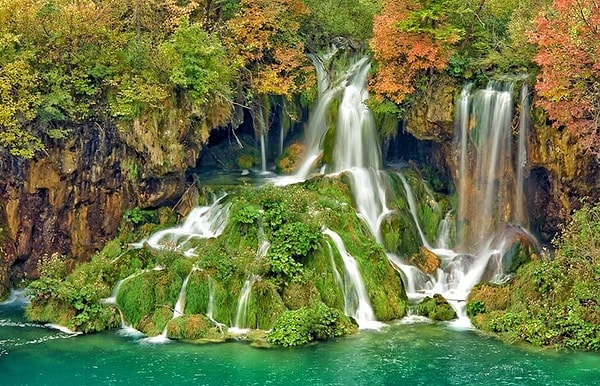 5. Plitvice Gölleri'ne giderek masalda gibi hissedin.