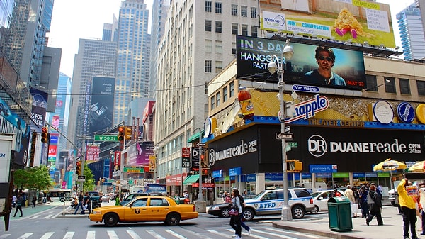 3. "New York Şehri. Penn İstasyonu'ndan yürüyen merdivenle çıktığımı ve hemen idrar kokusu aldığımı hatırlıyorum. Pis kokulu çöp torbalarının büyük yığınlarıyla dolu sokaklarda yürüdüğümü hatırlıyorum. Her yer o kadar kirliydi ki, hiçbir şeye dokunmaya korkuyordum. Bu 20 yıl önceydi ve eminim şimdi daha da kötüdür."