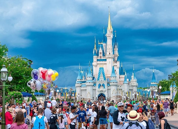 6. "Disney World. Tüm ailem Florida tatili için o kadar heyecanlıydı ki oraya varmayı dört gözle bekliyorduk. Ama planladığımızdan çok daha fazla para harcadık (harcadığımız paraya hala inanmakta zorlanıyoruz), ailecek hiç olmadığı kadar çok tartıştık ve sıradan sıraya girip durduk. Bu tatilin en ilginç kısmı, pek çok insanın bu yer için nasıl yaşadığını fark etmekti. Kalabalıklar… fiyatlar… uzun kuyruklar. Bir daha asla bizim için."