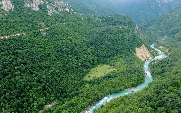 11. Tara Kanyonu'nda rafting yaparak heyecan yaşayın.