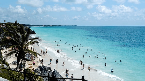 9. "Tulum, Meksika. Güzel plajlara sahip ama bunun dışında tamamen karakterden yoksun. Pahalı ve sıkıcı (tabii eğer tek amacınız diğer turistlerle parti yapmaksa)."