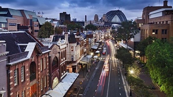 10. "Sydney. Burası bana çok sıkıcı bir şehir gibi geldi. Avustralya’da bu kadar çok zamanımı orada harcadığım için nefret ediyorum. Bondi Plajı fena değildi, ama Opera Binası gibi ikonik yapıları görmek, sadece yapılması gereken bir şeyi yapmışım gibi hissettirdi. Sonrasında ise zamanımı nasıl geçireceğimi bilemedim. Şehirde hiç kişilik yok. Batıya doğru bir trene bindiğim anda inanılmaz manzaralar gördüm ve gerçekten samimi insanlarla tanıştım. Sydney’i bir ya da iki günde gezebilirsiniz. Uçağımın indiği anda hemen bush’a gitmiş olmayı diliyorum."