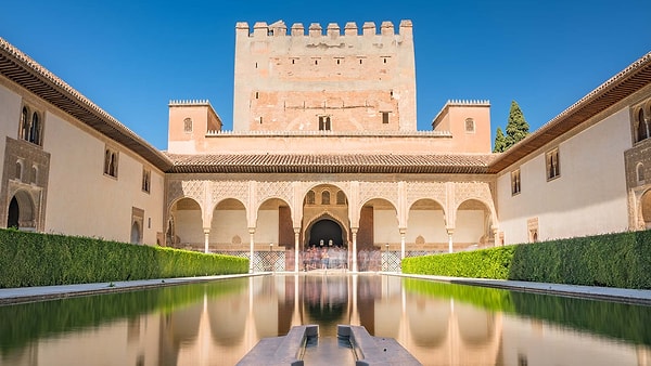 14. "Granada İspanya’daki Alhambra. Gerçekten çok kalabalıktı özellikle aslında ne kadar küçük olduğunu göz önünde bulundurursak. Alhambra'nın o kadar muazzam göründüğü birçok fotoğrafını görmüştüm ve orayı huzurlu bir saray olarak hayal etmiştim. Ancak gerçekte tur gruplarıyla tıka basa doluydu. Belki de bu sosyal medyanın popüler turist destinasyonlarını ne kadar yanlış bir şekilde yansıtabileceğinin iyi bir örneği."