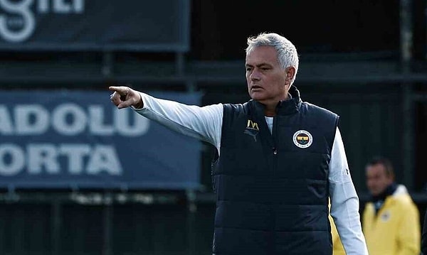 Jose Mourinho'nun Sırp oyuncuyu reddetmesinin nedeni Mitrovic'in fazla kiloları. Jose Mourinho, ekonomik şartlar görüşülmeden kiloları nedeniyle bu transfere karşı çıktı.