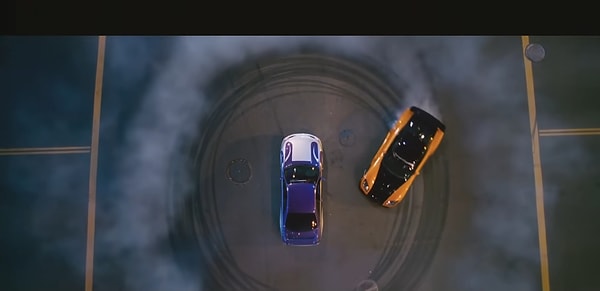 Japonya'da bir düğünde gelin ve damadın salona giriş anı sosyal medyada gündem oldu. Oyuncak araçlarla salonda drift atan gelin ve damat, Hızlı ve Öfkeli serinin Tokyo Drift filmindeki 'Han' karakterinin sahnesini canlandırdı.