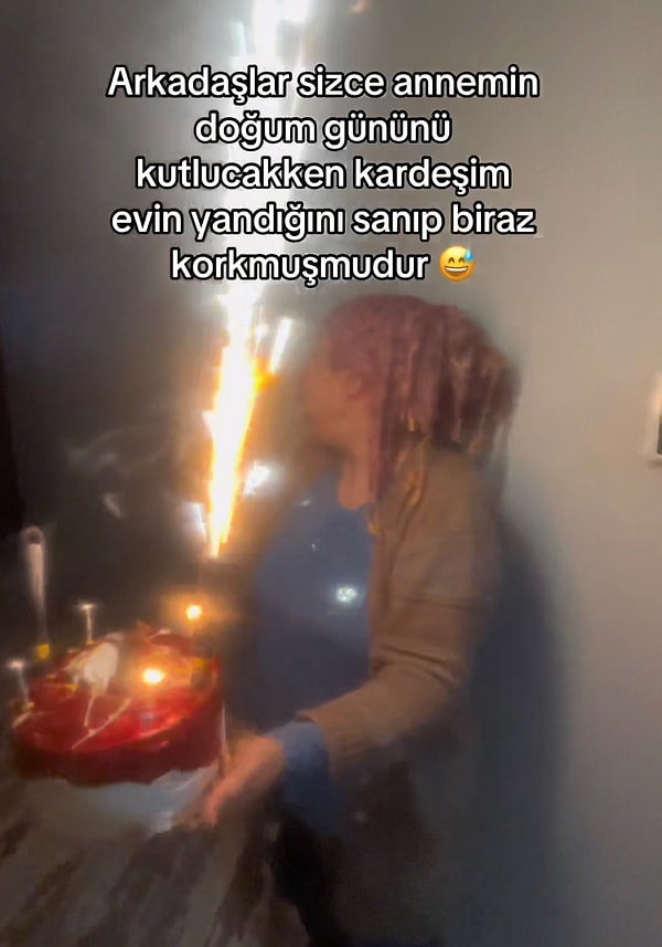 Bunu gören küçük kardeşi pasta ve maytap olduğunu anlamadığı için çığlık çığlığa bağırmaya başlamıştı.