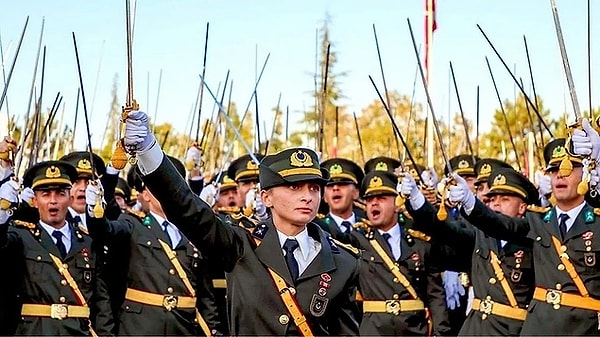 Sosyal medyada teğmenlere destek mesajı paylaşan Antalya Cumhuriyet Savcısı Mehmet Çağlayan açığa alındı. Cumhuriyet Savcısı Çağlayan, "Bu vatanı kuranların izinde olmanın bunlara sebep olacağını bilmiyordum. Bilseydim yine yapardım" ifadelerini kullandı.