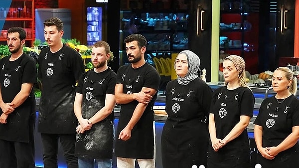 2. MasterChef Türkiye'de sezon bomba gibi sürerken, ilk 10'a kalan yarışmacılar belli oldu. Büyük bir heyecanın hakim olduğu yarışmada her hafta bir isim kıyasıya mücadelenin sonunda yarışmaya veda ediyor. Ocak ayında final yapması beklenen programla ilgili kafa karıştıran bir iddia ortaya atıldı. Wikipedia'da şu ana kadar elenen isimlerin yer aldığını belirten bir kullanıcı, sonraki haftalarda da elenecek isimlerin listede adının yazmış olabileceğini ifade etti. Bakalım siz bu paylaşımla ilgili ne düşüneceksiniz?