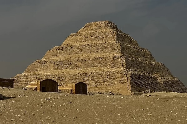 Bu eski kol, “Ahramat Kolu” (Piramitler Kolu) olarak adlandırılıyor ve Giza Platosu’nda inşa edilen piramitlerle yakın bir ilişkiye sahip.