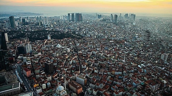 O gördüğünüz masmavi boğaz manzarası yerini betonun soğuk grisine bırakıyor. Günlerce gördüğünüz tek renk, grinin tonları oluyor.