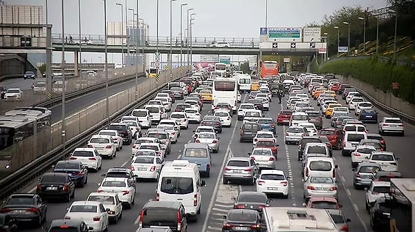 Üstelik araba trafiği yaşamakla kalmıyorsunuz. Araçla olduğunuz için "her boşluktan hamamböceği gibi fırlayan, ters yönde seyreden, ara boşluklara hunharca dalan motorlara" ekstra özen göstermelisiniz.